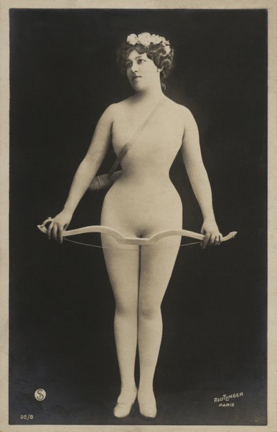 Fille avec un arc et une flèche - French Photographer